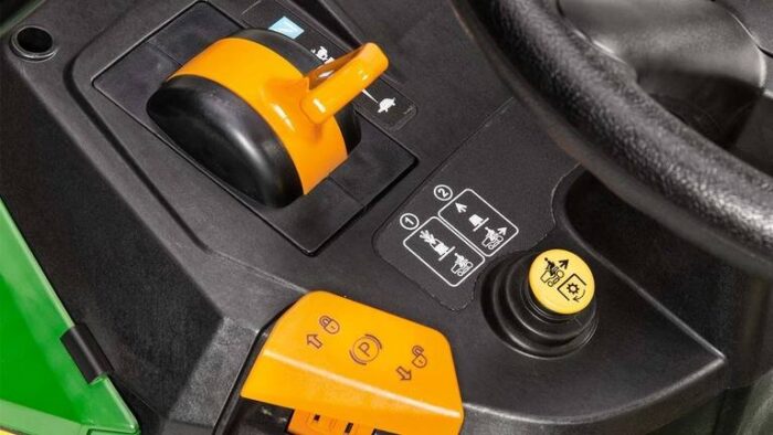 X117R Aufsitz-Rasenpflegemaschinen – Bild 4